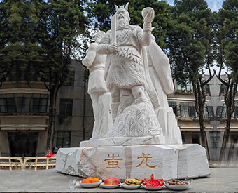 云南石雕黃帝、炎帝、蚩尤雕塑安裝效果展示